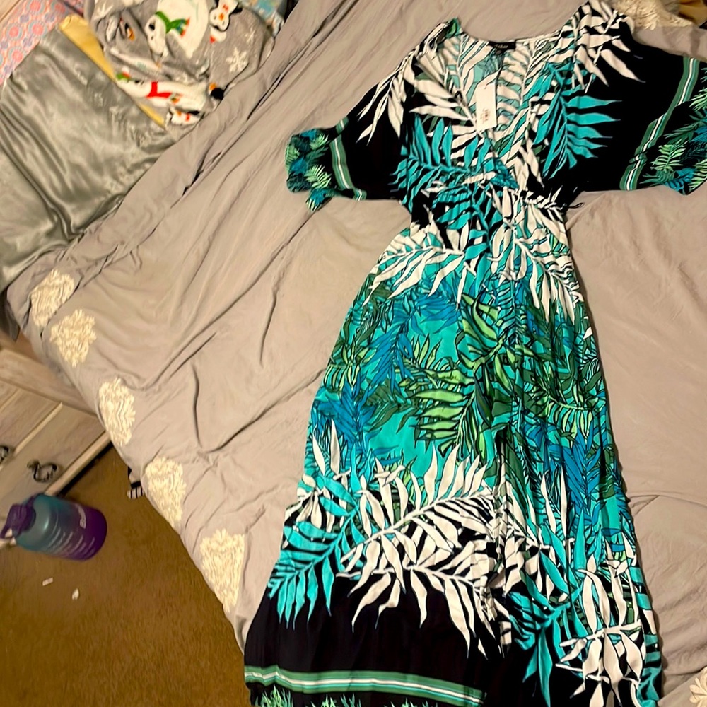 The brand Aakaa. original price is $70. Size women’s medium.